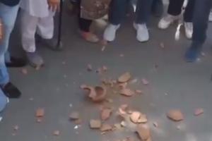 कांग्रेस ने किया मटका फोड़ प्रदर्शन
