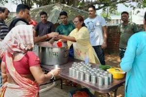 तपती गर्मी में राहगीरों के लिए ठंडे मीठे पानी की लगाई छबील