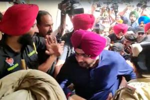 नवजोत सिंह सिद्धू ने पटियाला कोर्ट में किया सरेंडर