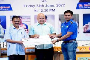 केजरीवाल ने 60 खिलाड़ियों को सौंपा सहायता राशि का चेक