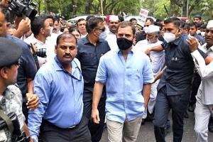 ईडी की राहुल गांधी से पूछताछ जारी, कांग्रेस नेताओं को लिया हिरासत में