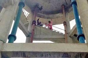 पीटीआई टीचर पानी वाली टंकी पर चढ़े
