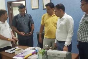 बिना डिग्री मरीजों का कर रहे थे इलाज, दो हिरासत में