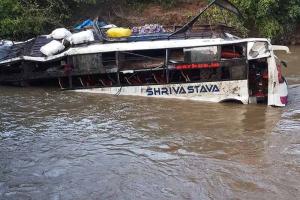 Bus Fell In Narmada River : रेलिंग तोड़ कर पुल से गिरी बस, 12 लोगों के शव निकाले गए, , 15 का रेस्क्य
