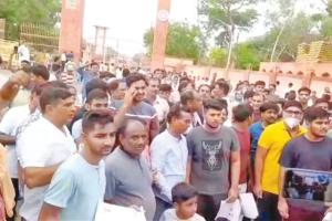 नीट के हिंदी माध्यम विद्यार्थियों में इंग्लिश का प्रश्न पत्र वितरित