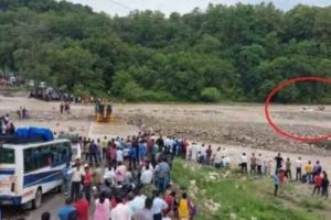 बड़ा हादसा टला: तेज बहाव की चपेट में आए चार शिक्षकों की जिंदगी बची