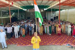 डेरा श्रद्धालुओं ने नामचर्चा घर में तिरंगा स्थापित कर किया सेल्यूट