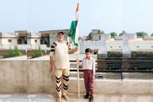 प्रेमी परिवारों ने अपने घरों पर तिरंगे स्थापित किए