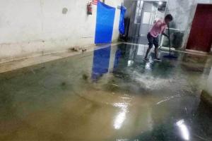 हर बार की तरह अस्पताल के बेसमेंट में भरा बरसाती पानी