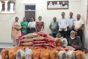 नामचर्चा में जरूरतमंद को दिया राशन