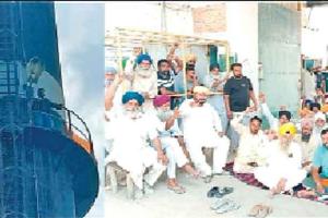 शूगर मिल की 100 फीट ऊंची चिमनी पर डटे गन्ना किसान