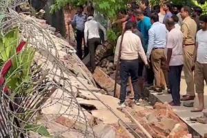 Breaking News | नोएडा सेक्टर-21 में दीवार गिरने से 4 मजदूरों की दर्दनाक मौत