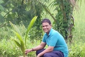 महाराष्ट्र: शादी की वर्षगांठ पर दंपति ने किया पौधारोपण