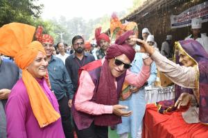 अभिनेता राजेन्द्र गुप्ता ने चखा हरियाणवी चूरमे एवं लस्सी का स्वाद