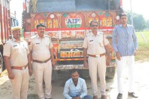 लकड़ी की गिट्टियों की आड़ में तस्करी कर ले जाई जा रही शराब पकड़ी