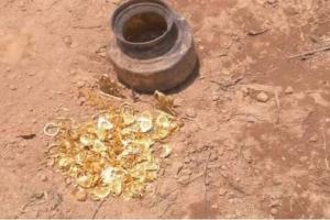 मकान की खुदाई में मिले सोने-चांदी के बर्तन