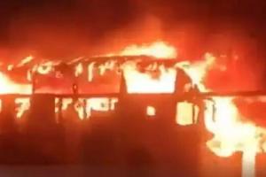 बस में लगी आग, 8 बच्चे, 9 महिलाएं समेत 18 लोगों की मौत