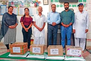 डेरा श्रद्धालु परिवार ने अपने बुजुर्ग की वर्षगांठ पर जरूरतमंद परिवारों को दिया राशन
