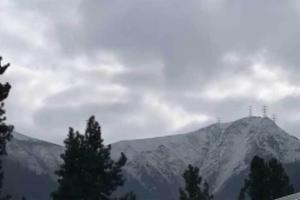 बर्फबारी से चमके पहाड़ मैदानी इलाकों में बारिश से गिरा पारा, मौसम विभाग ने फिर दी चेतावनी