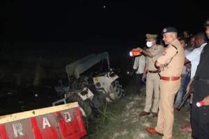 कानपुर: श्रद्धालुओं से भरी ट्रैक्टर ट्राली तालाब में गिरी, 25 की मौत