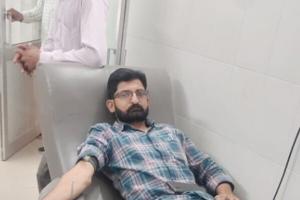 डेंगू से पीड़ित महिला मरीज को सच कहूँ संवाददाता ने किया रक्तदान