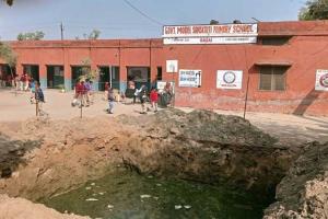 प्राइमरी स्कूल के आंगन में वाटर हार्वेस्टिंग का गड्ढा बना बच्चों के लिए खतरा