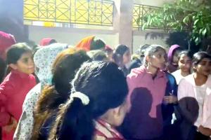 खराब खाने पर भड़की छात्राएं, हॉस्टल वार्डन बदलने की मांग