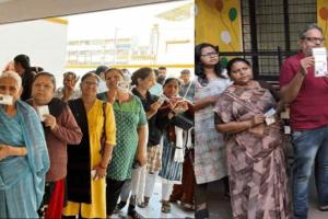 गुजरात में पहले चरण का मतदान जारी, मतदान के लिए लगी लम्बी कतारे