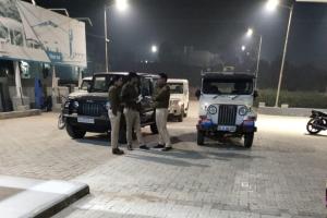 पेट्रोल-डीजल भरवा भागे कार सवार तीन जने