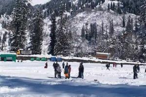 हिमाचल में चोटियों पर हिमपात से बढ़ रही सैलानियों की संख्या