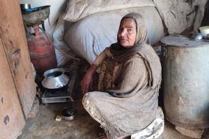 विधवा महिला ने मकान के जीर्णोद्धार की लगाई गुहार