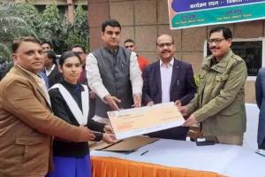 बिजनौर में उत्तर प्रदेश के स्थापना दिवस पर  भव्य कार्यक्रम, मेधावी छात्राओं को किया सम्मानित