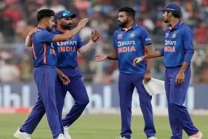 भारत ने श्रीलंका को 215 रन पर समेटा