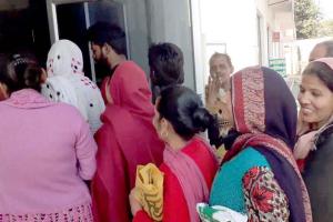 राशन लेने के लिए डिपो पर लोगों की भीड़