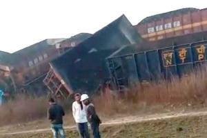 दो मालगाड़ियों की जबरदस्त भिड़ंत, ट्रेन के चालक घायल, रेलमार्ग बाधित