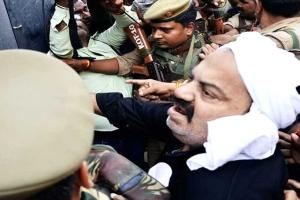 एनकाउंटर के डर से कांपे Atiq Ahmed , UP Police की गाड़ी में अतीक, अब तक क्या हुआ, कहां रुकी गाड़ी, जानिए बड़े अपडेट्स