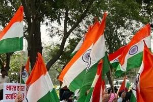 लंदन में खालिस्तानियों का विरोध कर लगया भारतीय झंडा
