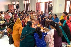 अग्रवाल सभा की महिला विंग ने खेली फूलों की होली
