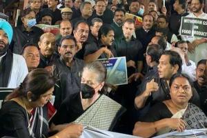 संसद में विपक्ष का ‘ब्लैक ड्रेस प्रदर्शन’, सोनिया गांधी ने भी पहने काले कपड़े