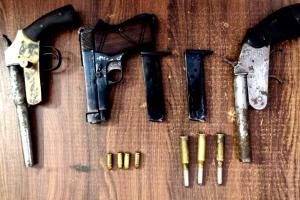 नाजायज हथियारों सहित तीन युवक काबू