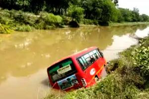 Bathinda: मिनीबस नहर में गिरी, ग्रामीणों ने बचाई कई लोगों की जान