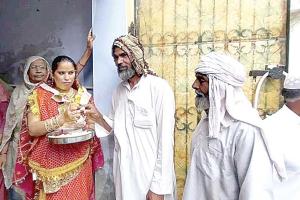दो मजहबों के भाईचारे ने पेश की इन्सानियत की मिसाल, मुस्लिम भाईयों ने भरा हिंदू बेटी का भात