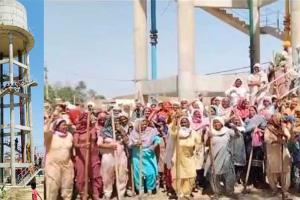 काम न मिलने के विरोध में पानी की टंकी पर चढ़े ‘शोले के वीरू’