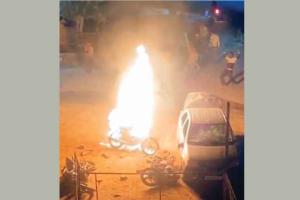 सद्भावनानगर में आधी रात को हमला: तीन कारें और दो मोटरसाइकिल क्षतिग्रस्त किए, एक बाइक फूंकी