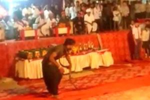 सपेरे ने डाला मंत्री के गले में सांप, छूटे पसीने; फिर मंत्री ने सपेरे के साथ क्या किया…