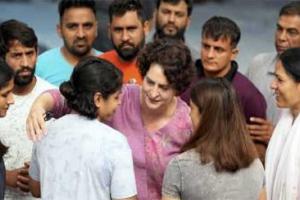 खिलाड़ियों से मिलने जंतर मंतर पहुंची प्रियंका, बृजभूषण को हटाने की मांग