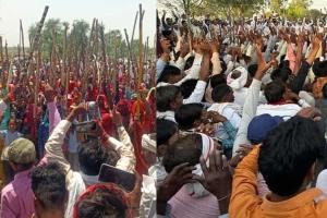 आरक्षण के लिए हाथों में लाठियां लेकर आंदोलन में कूदी महिलाएं और बच्चे