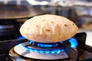 Gas की आंच पर पकी रोटी खाने से हो सकता है कैंसर, जानिए कैसे बचें