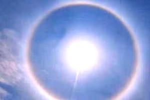 सतरंगी छल्ले में घिरा सूर्य बना चर्चा का विषय