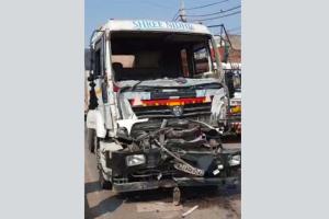 घोड़ा ट्राला व सीमेंट से भरे कैंटर की हुई टक्कर